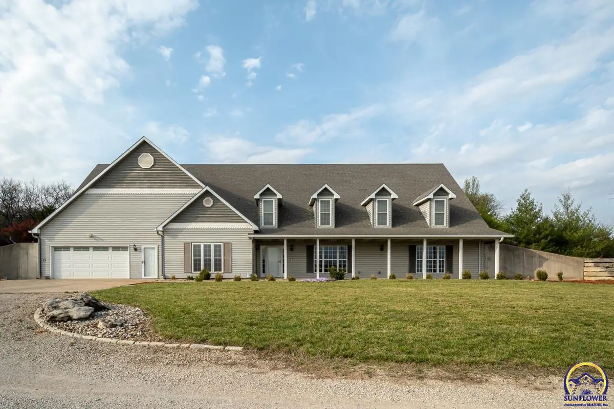 721 E 1650 Rd, Baldwin City, KS 66006 - #1