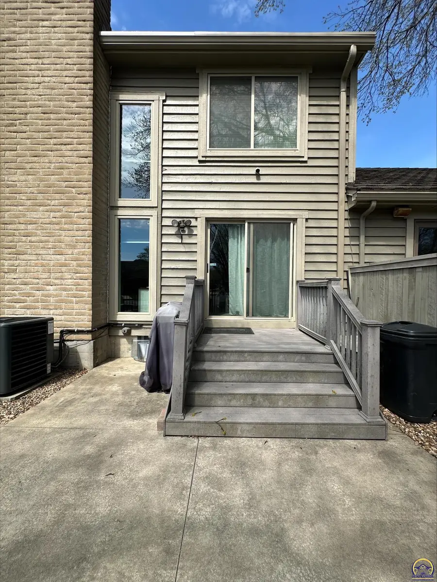 98 SW Pepper Tree Ln, Topeka, KS 66611 - #3