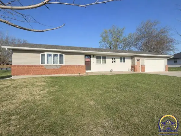 1004 N 4th St, Hiawatha, KS 66434