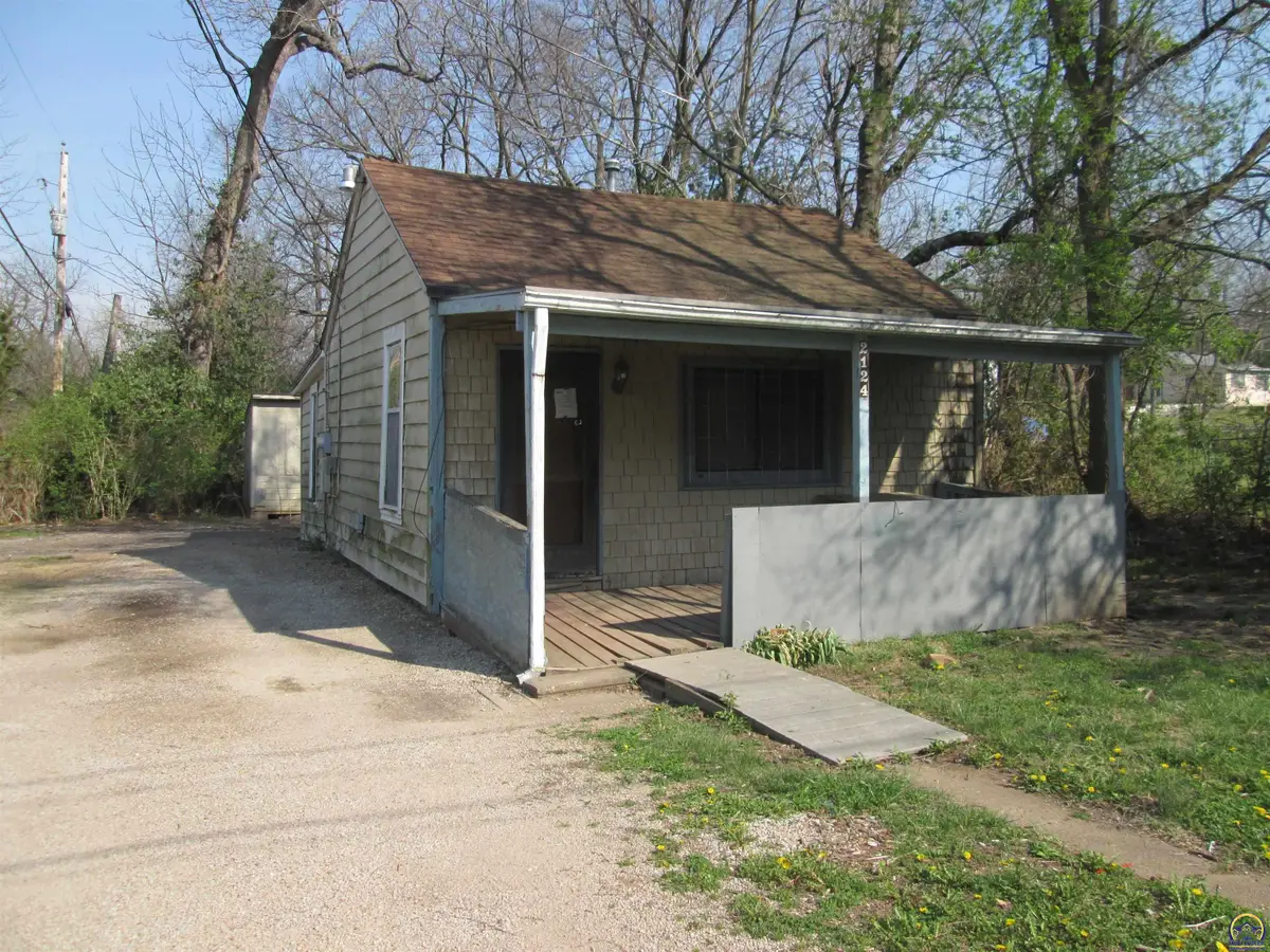 2124 SE Indiana Ave, Topeka, KS 66605 - #1