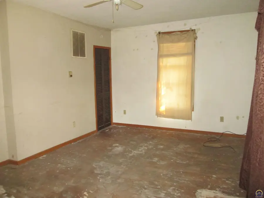 2124 SE Indiana Ave, Topeka, KS 66605 - #3
