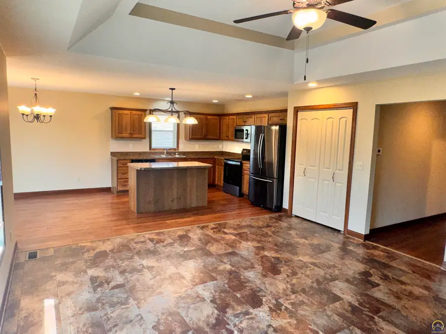 6005 SW 44th St, Topeka, KS 66610 - #3