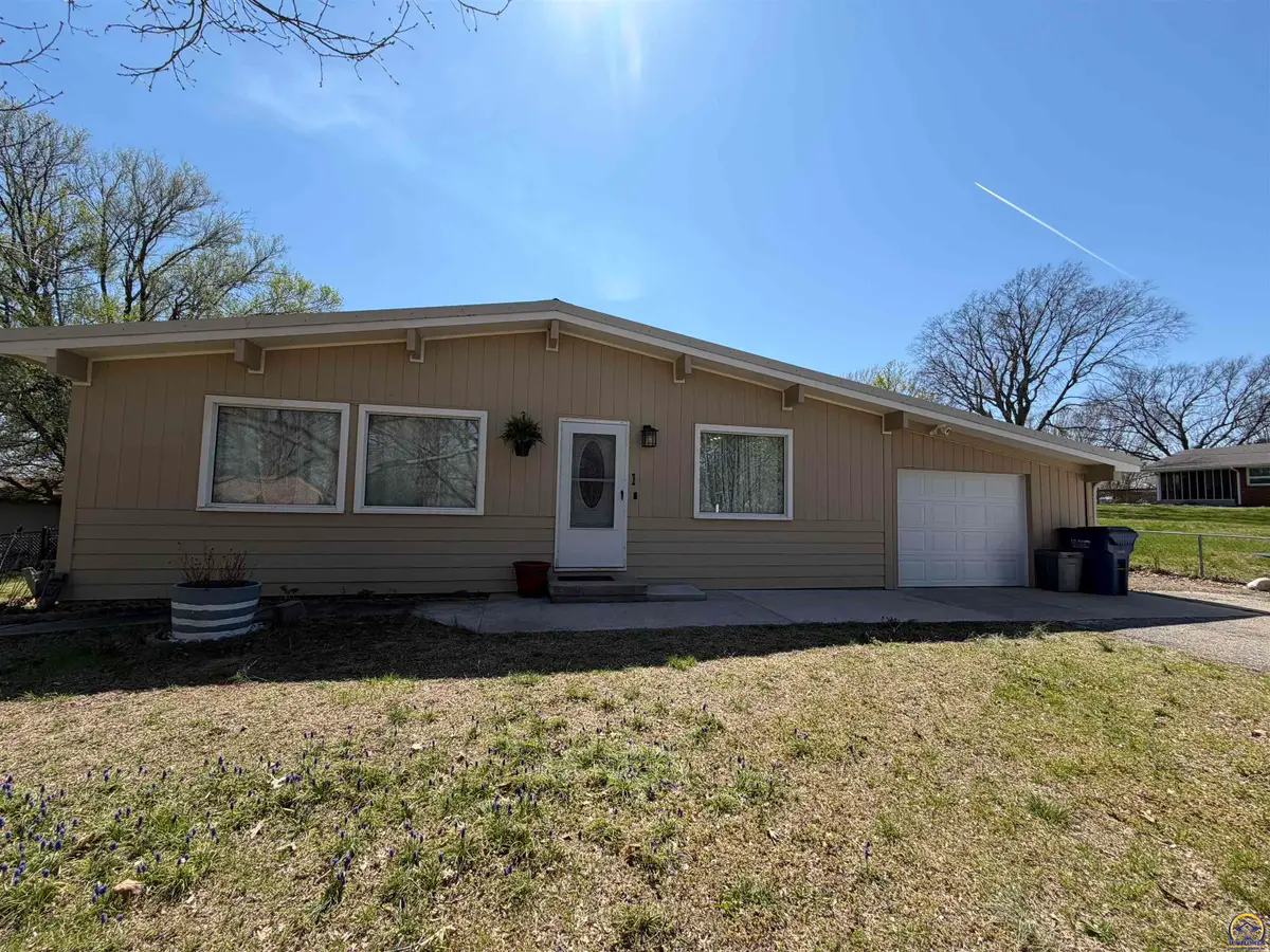 808 Kansa Dr, Ozawkie, KS 66070 - #1
