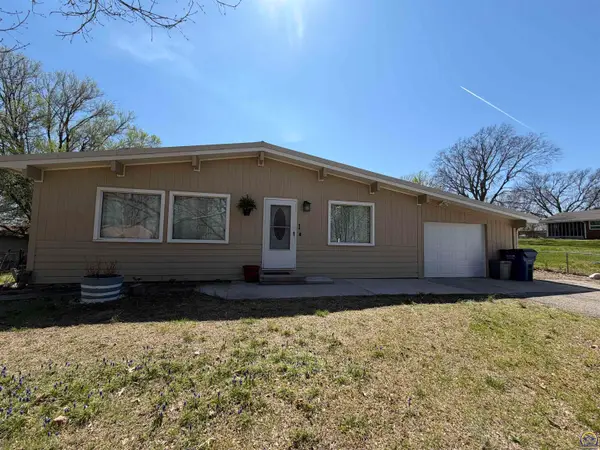 808 Kansa Dr, Ozawkie, KS 66070