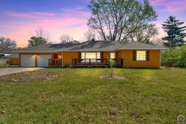 2016 SW James St, Topeka, KS 66604