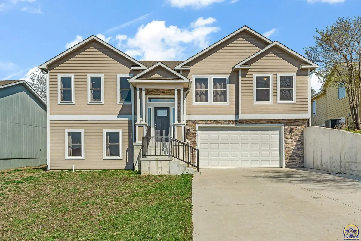 938 SW Woodbridge Pl, Topeka, KS 66606 - #1