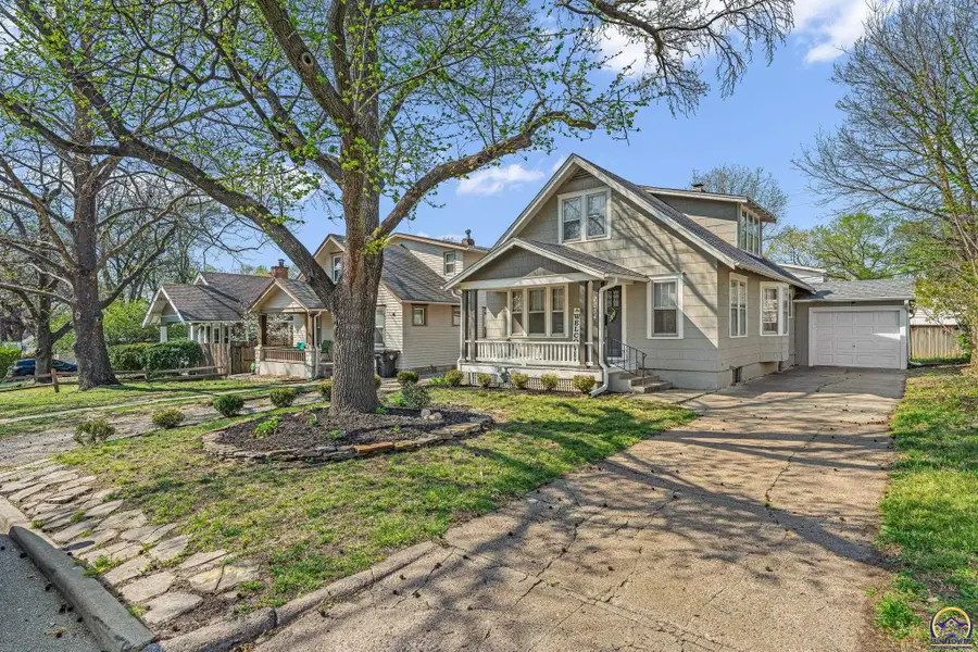 2204 SW Kenilworth Ct, Topeka, KS 66606 - #2