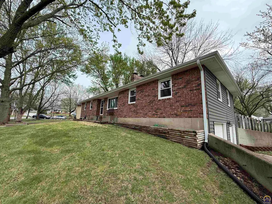 3411 SE Island Cir, Topeka, KS 66605 - #3