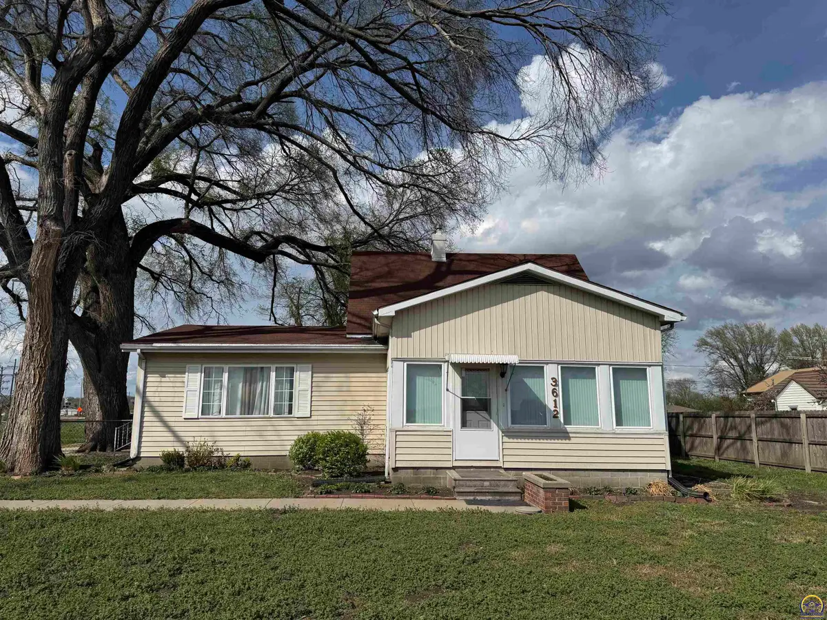 3612 South St, Grantville, KS 66429 - #1