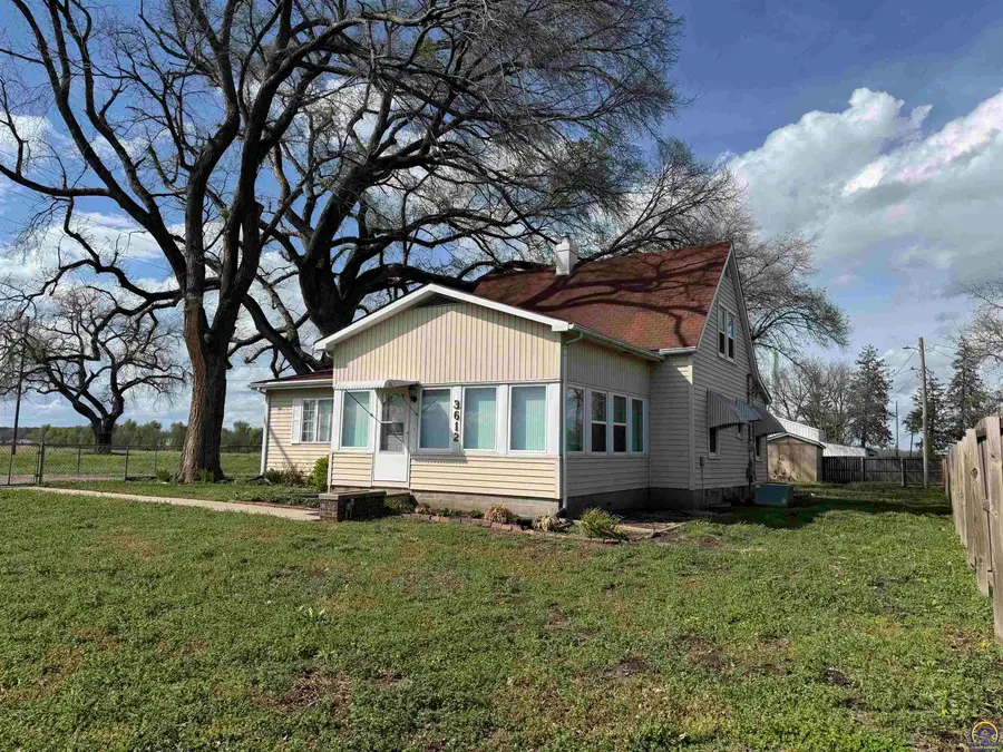 3612 South St, Grantville, KS 66429 - #2