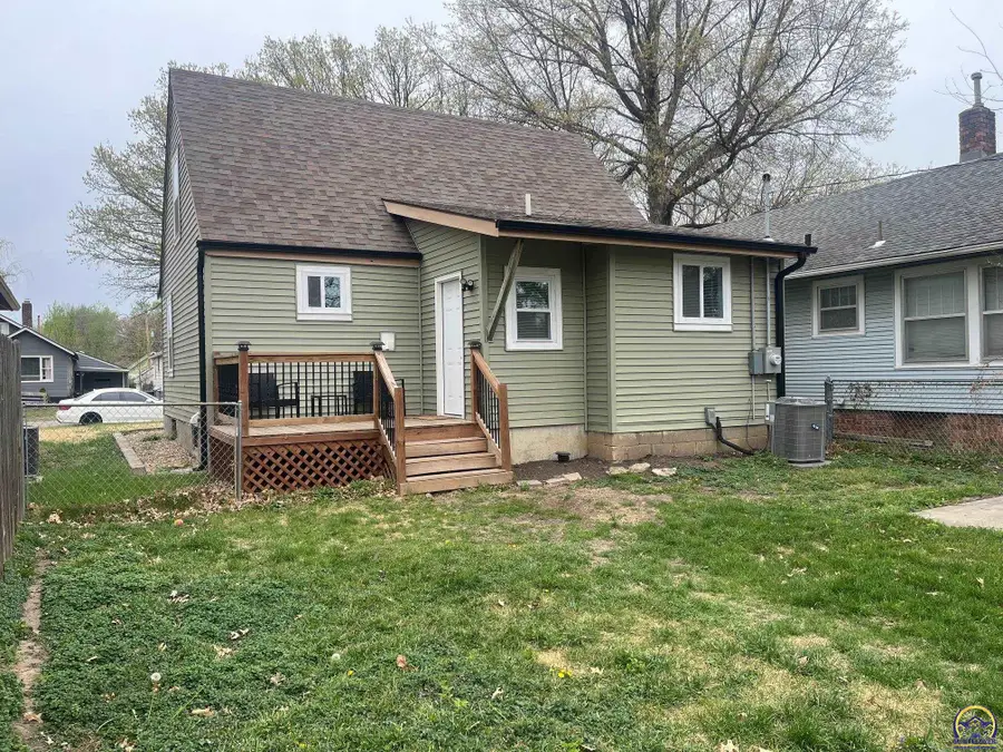 1819 SW Cherokee St, Topeka, KS 66606 - #2