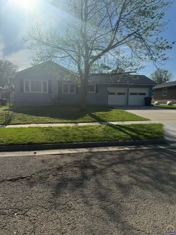 1733 SW Crest Dr, Topeka, KS 66604
