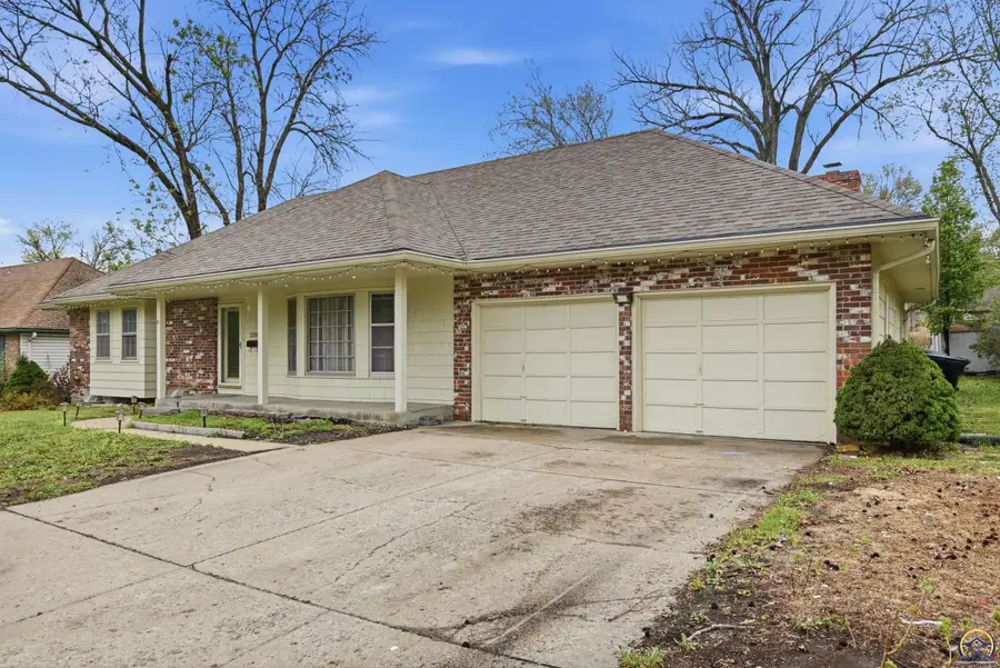 2210 SW 32nd St, Topeka, KS 66611 - #2
