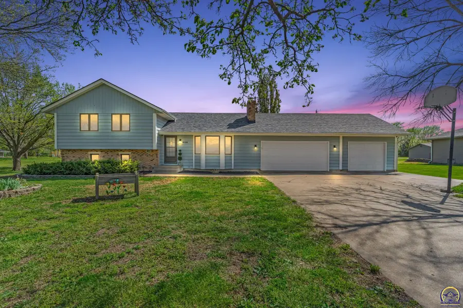 8121 SW 24th St, Topeka, KS 66614 - #2