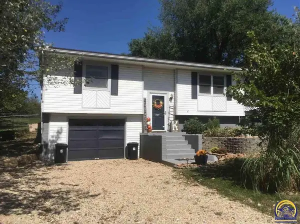 327 Melody Ln, Carbondale, KS 66414