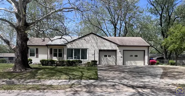 2325 SW James St, Topeka, KS 66614