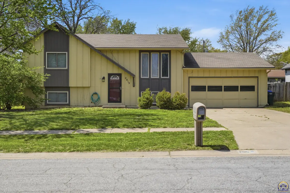 2819 SW Engler Ct, Topeka, KS 66614 - #1