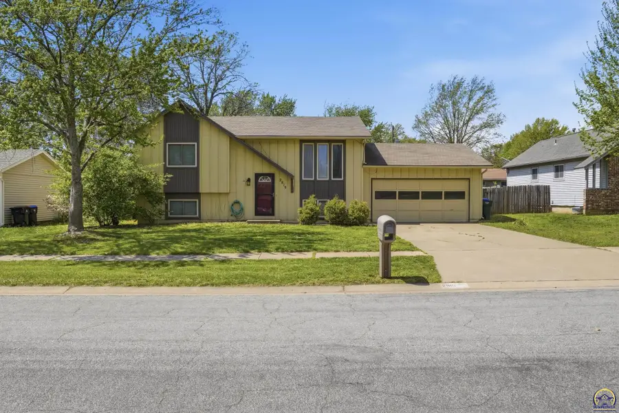 2819 SW Engler Ct, Topeka, KS 66614 - #2