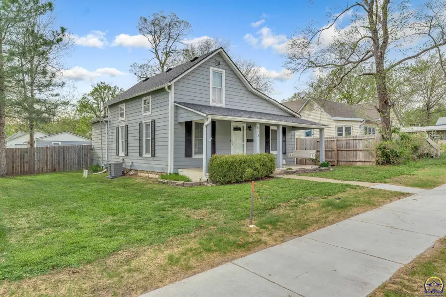 613 Spruce St, Wamego, KS 66547 - #2