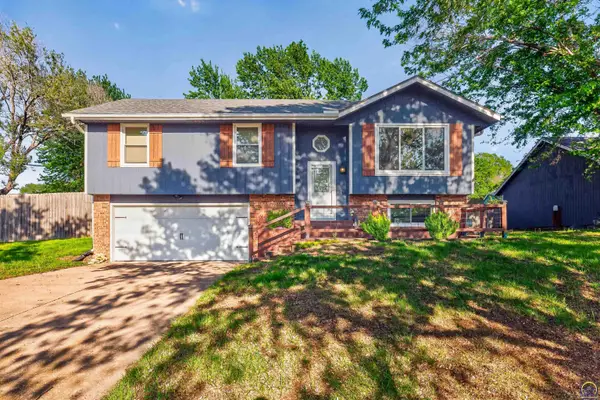 1002 SW Ashworth Rd, Topeka, KS 66604