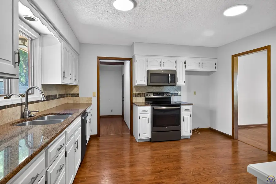3347 SW Nottingham Rd, Topeka, KS 66614-9999 - #3