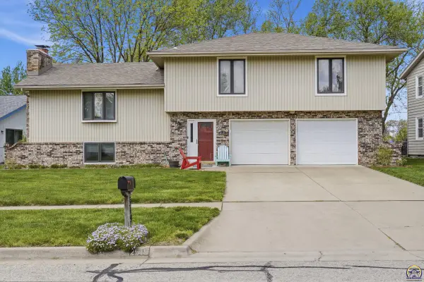 2519 SW Ashworth Pl, Topeka, KS 66614