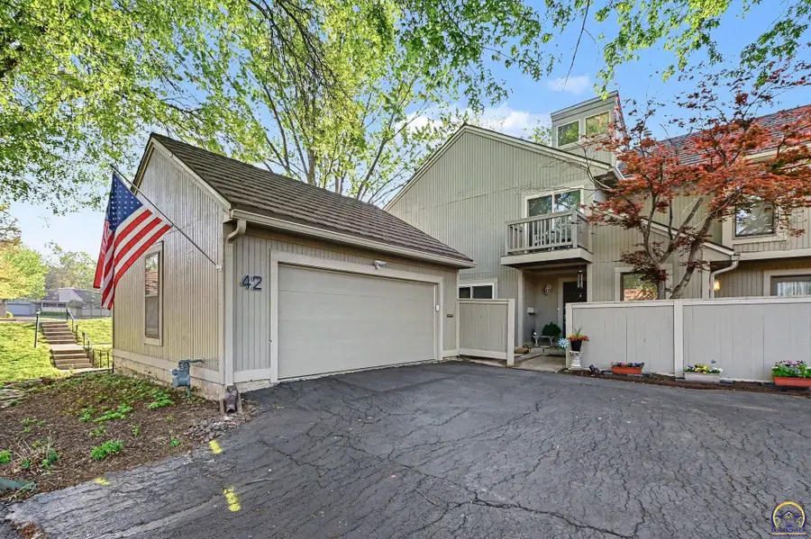 42 SW Pepper Tree Ln, Topeka, KS 66611 - #3