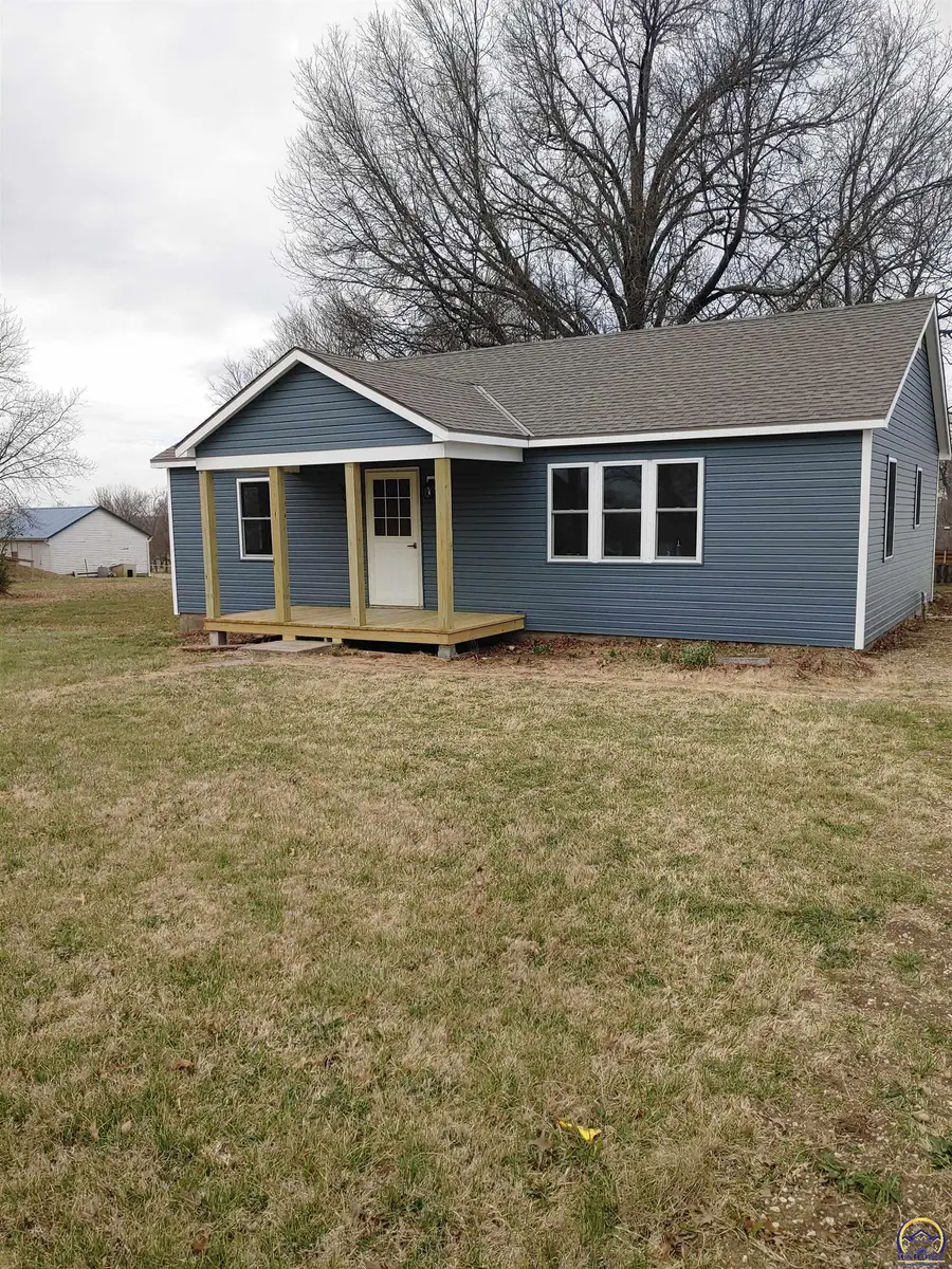 601 S Fredrick St, McLouth, KS 66054 - #2