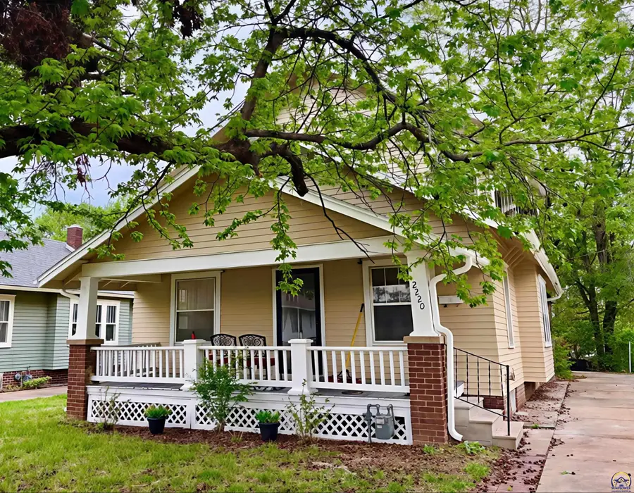 2220 SW Kensington Ct, Topeka, KS 66606 - #2