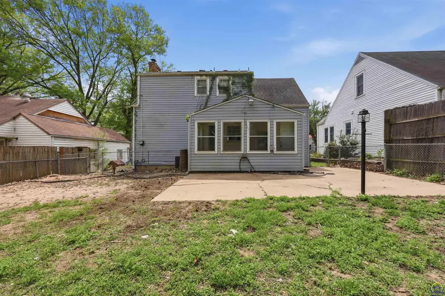 3124 SW 11th St, Topeka, KS 66604 - #2
