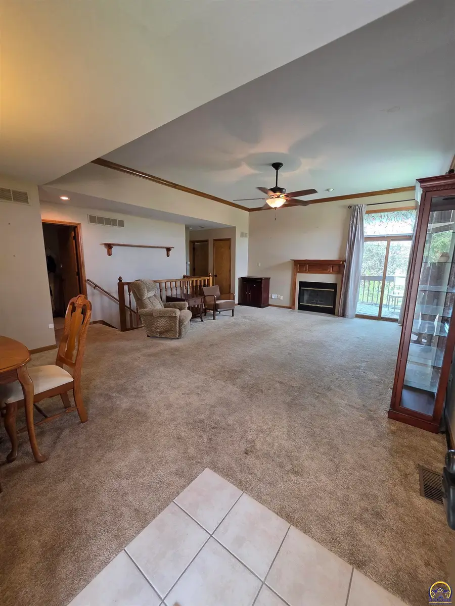 3335 SW Mcclure Ct, Topeka, KS 66614 - #2