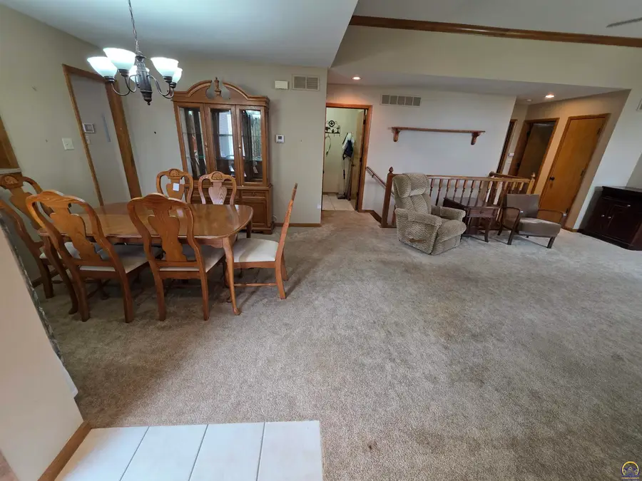 3335 SW Mcclure Ct, Topeka, KS 66614 - #3