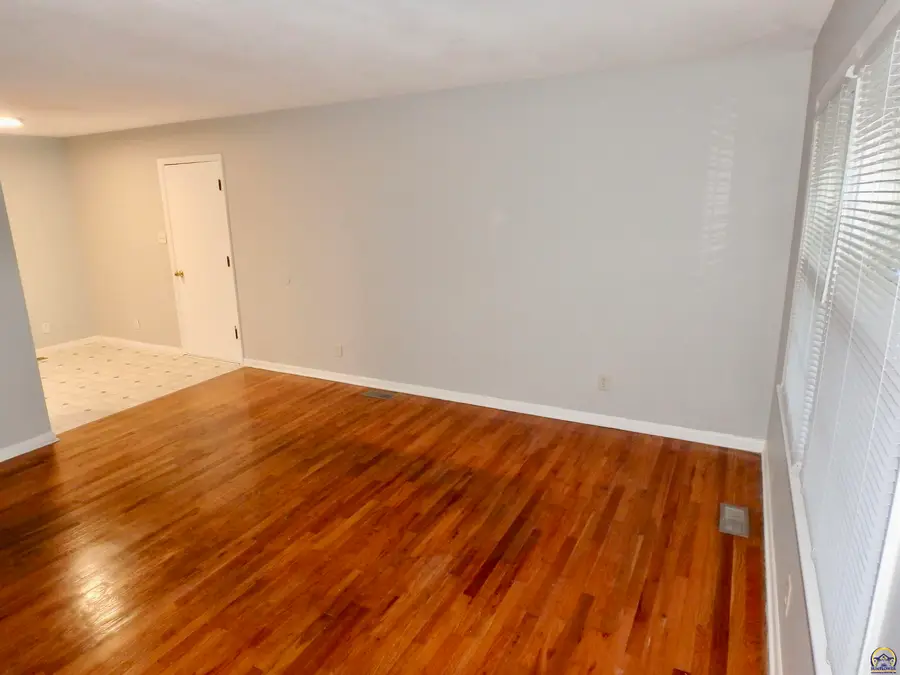 115 SW 40th Ter, Topeka, KS 66609 - #2