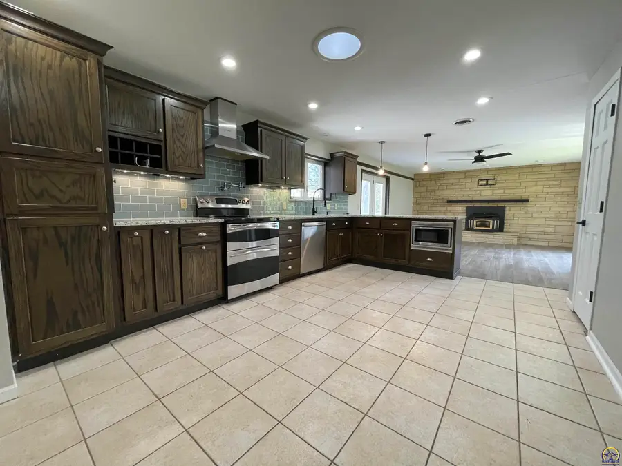 209 W 5th St, Lebo, KS 66856 - #3