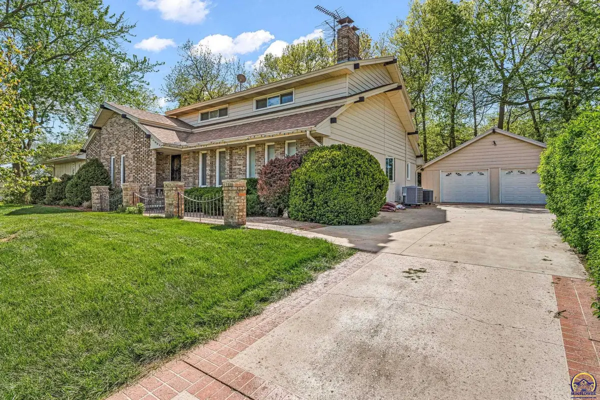 1006 Elm St, Valley Falls, KS 66088 - #1