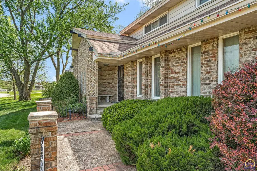 1006 Elm St, Valley Falls, KS 66088 - #3