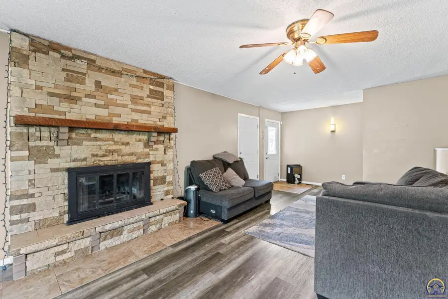 5849 SW Auburn Rd, Topeka, KS 66610 - #2