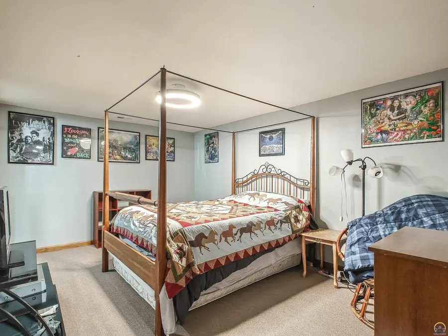 102 Walnut Ct, Perry, KS 66073 - #2