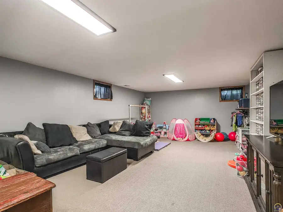 102 Walnut Ct, Perry, KS 66073 - #3