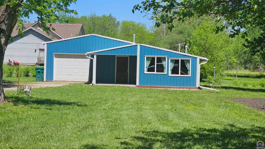 318 E Hall Ave, Burlingame, KS 66413 - #2