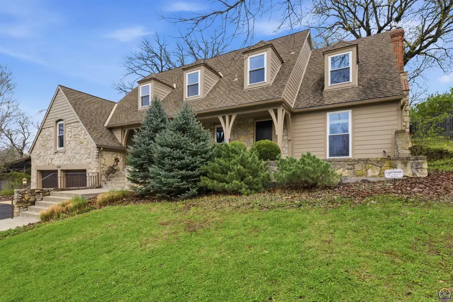 2746 SW Macvicar Ave, Topeka, KS 66611 - #2