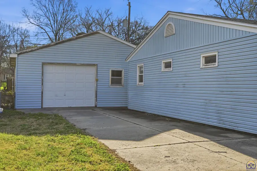 2240 SW Hope St, Topeka, KS 66614 - #2