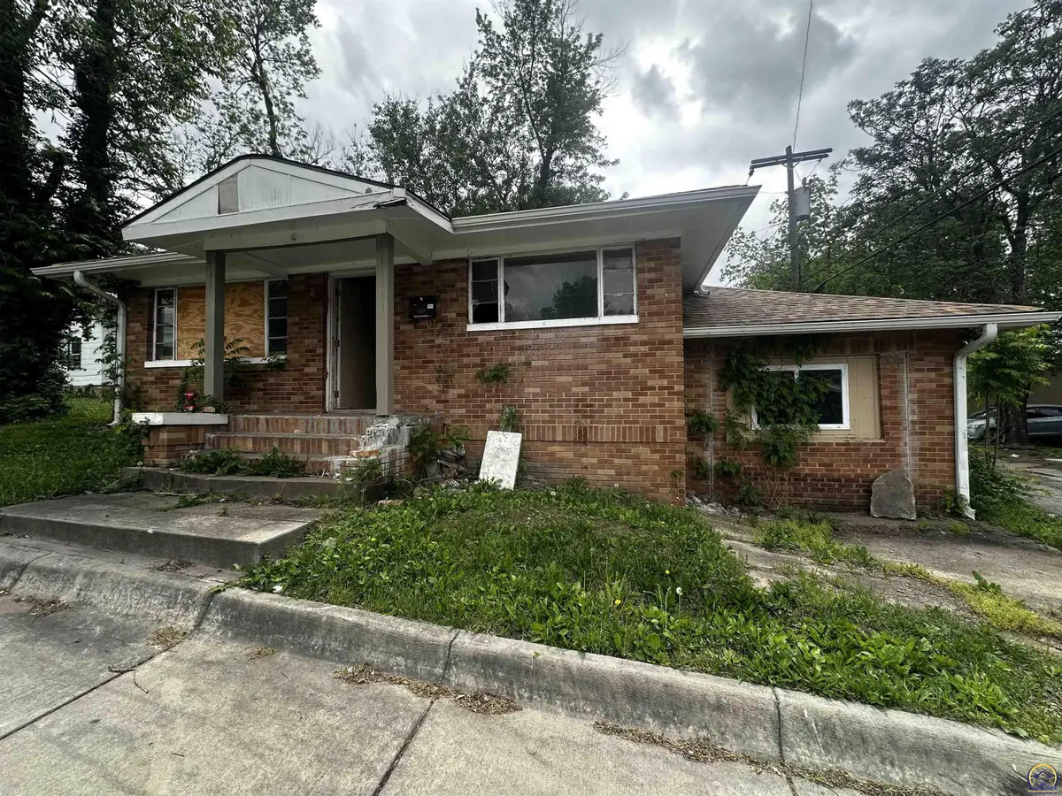 611 SW 4th St, Topeka, KS 66603 - #1