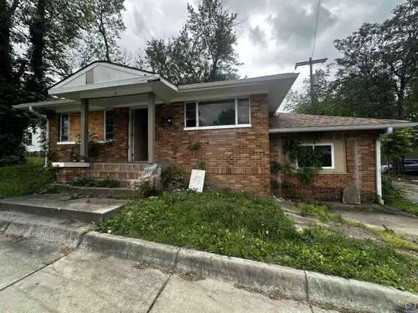 611 SW 4th St, Topeka, KS 66603