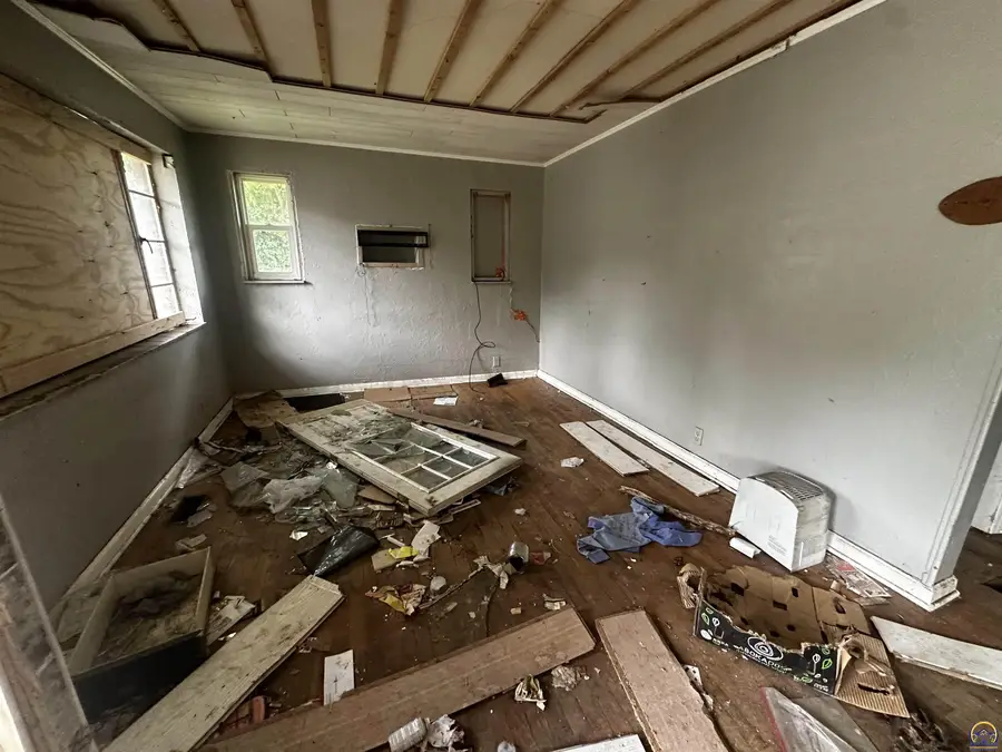 611 SW 4th St, Topeka, KS 66603 - #2