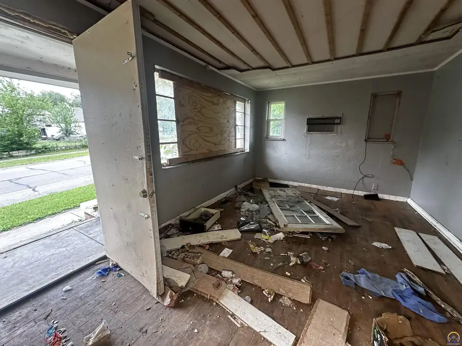 611 SW 4th St, Topeka, KS 66603 - #3