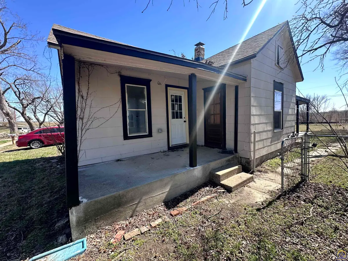 545 NE Sardou Ave, Topeka, KS 66608 - #1