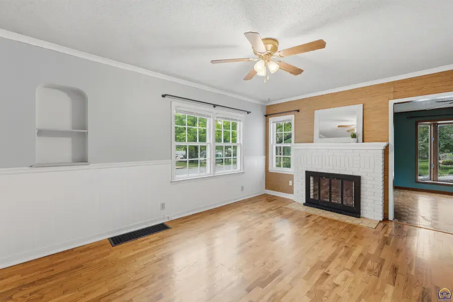 2759 SW Burlingame Rd, Topeka, KS 66611 - #2