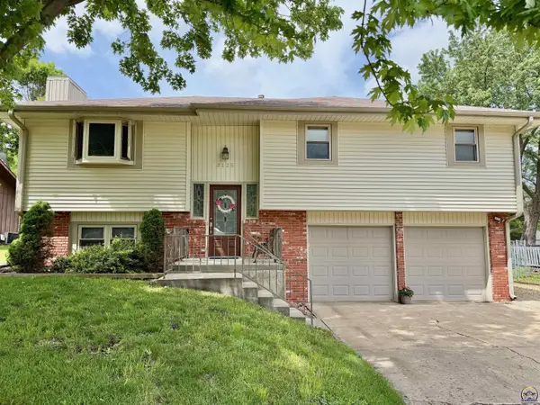 3125 SE Eveningtide Way, Topeka, KS 66605
