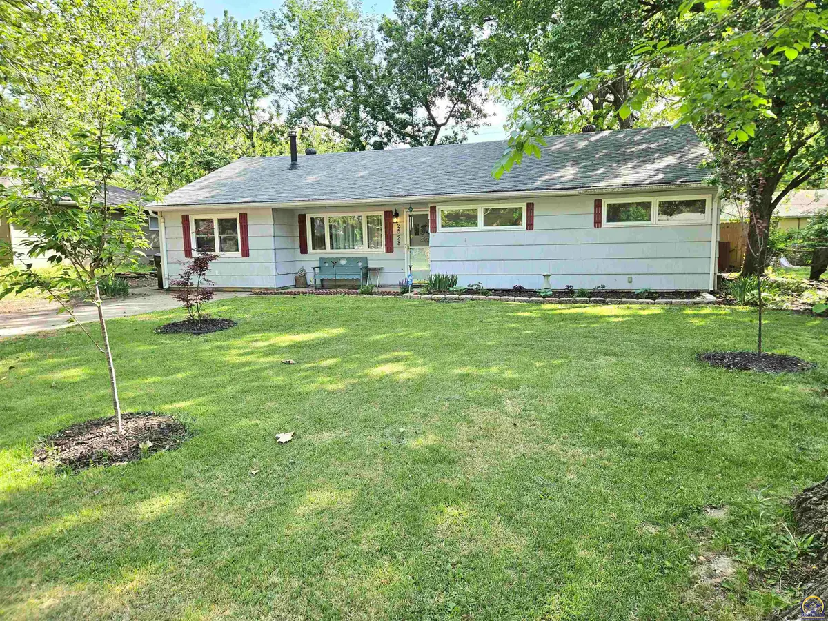 2528 SW Duncan Dr, Topeka, KS 66614 - #1